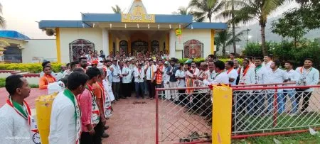 वालोपेत शेखर निकमांच्या प्रचारफेरीला प्रतिसाद Response to Shekhar Nikam's campaign in Valopet