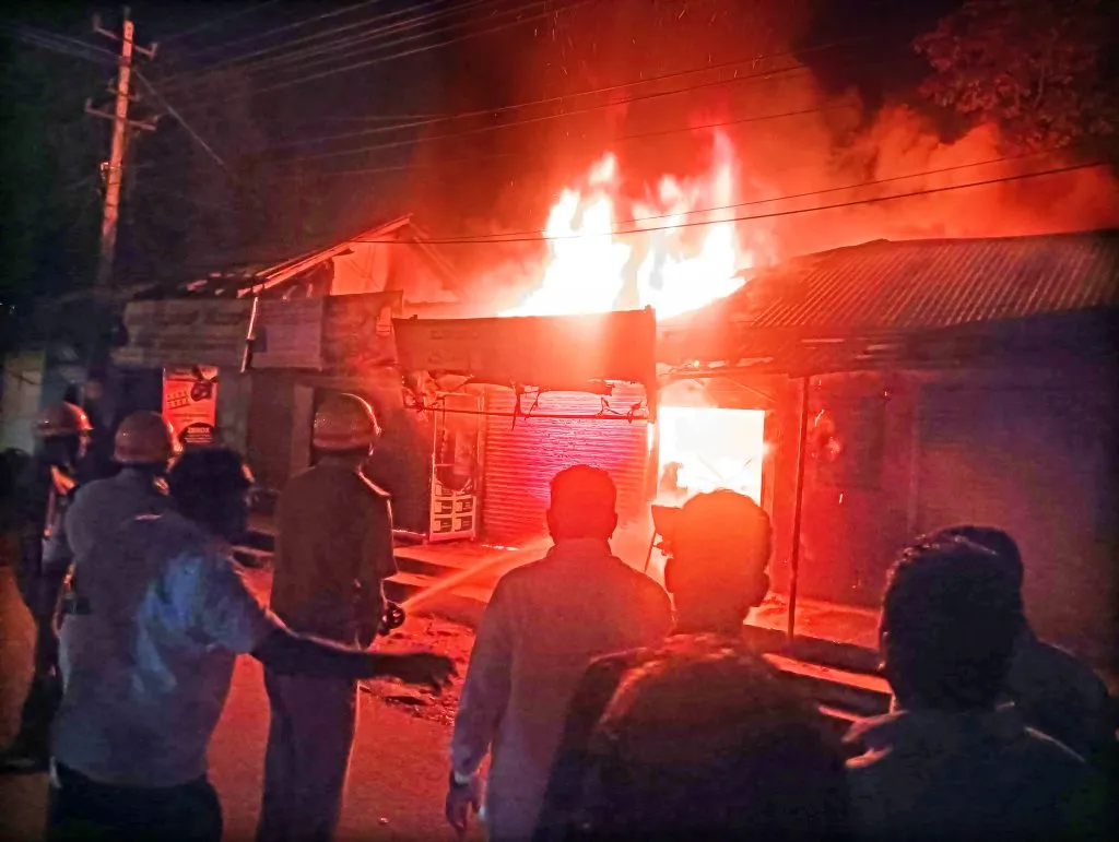 आगीत दुकान भस्मसात : पाच लाखांचे नुकसान The issue of shops in the court premises is on the agenda again