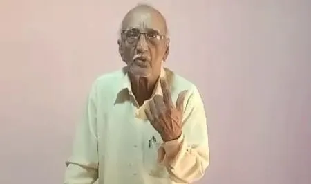 92 वर्षीय वयोवृद्ध मारुती साळवी यांनी बजावला मतदानाचा हक्क 92-year-old Maruti Salvi casts her vote