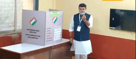 रत्नागिरीमध्ये सर्वत्र मतदानाला उत्साहात प्रारंभ Voting begins with enthusiasm everywhere in Ratnagiri