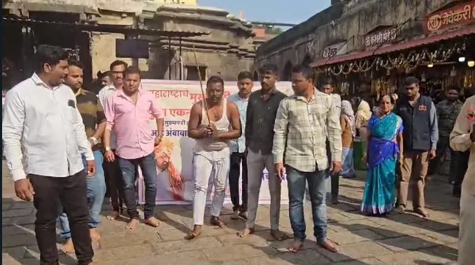 मुख्यमंत्री शिंदेच्या कार्यकर्त्यांचे अंबाबाईला दंडवत Chief Minister Shinde's Shiv Sainik pays homage to Ambabai