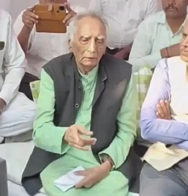 Baba Aadhav's hunger strike ends