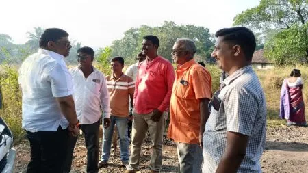 आ. वैभव नाईकांकडून मतदान केंद्राबाहेरील आपल्या पक्षाच्या बूथना भेटी