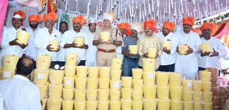 मुहूर्तावर गुळाला प्रति क्विंटल 3500 ते 5601 रूपये दर Jaggery price at Muhurta is Rs 3500 to Rs 5601 per quintal