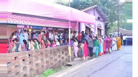 मालवण शहरात उत्स्फूर्त प्रतिसादात मतदान सुरू