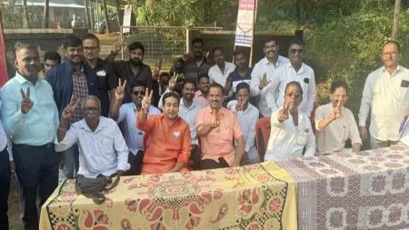 आमदार नितेश राणे यांनी महायुतीच्या बुथना दिल्या भेटी