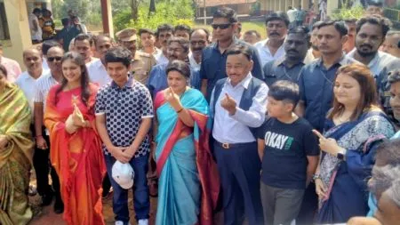 खासदार नारायण राणे यांनी वरवडे येथे बजावला मतदानाचा हक्क