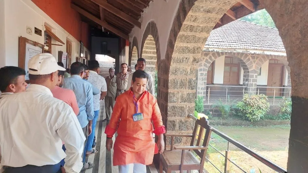 आ. नितेश राणे यांची खारेपाटण येथील मतदान केंद्राला भेट