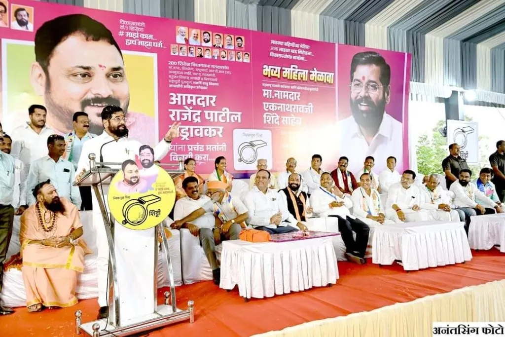 शिट्टी अशी वाजवा की विरोधकांची हवा गुल झाली पाहिजे, मुख्यमंत्र्यांचे शिरोळकरांना आवाहन शिट्टी अशी वाजवा की विरोधकांची हवा गुल झाली पाहिजे, मुख्यमंत्र्यांचे शिरोळकरांना आवाहन