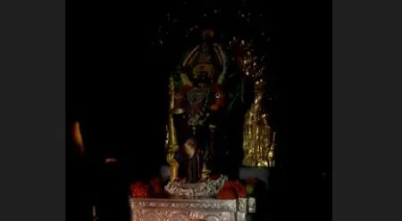 दुसऱ्यादिवशी सूर्यकिरणांचे केवळ अंबाबाईचे चरणस्पर्श On the second day, only Ambabai's feet touched the sun's rays