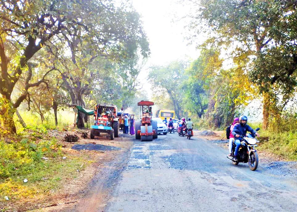 Patchwork of asphalting of potholes on Kudremani Road begins
