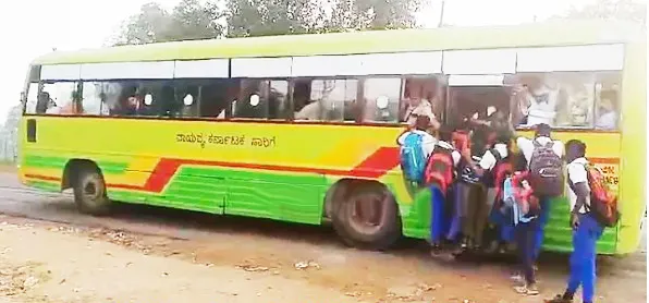 Students struggle daily for buses in Nandgad