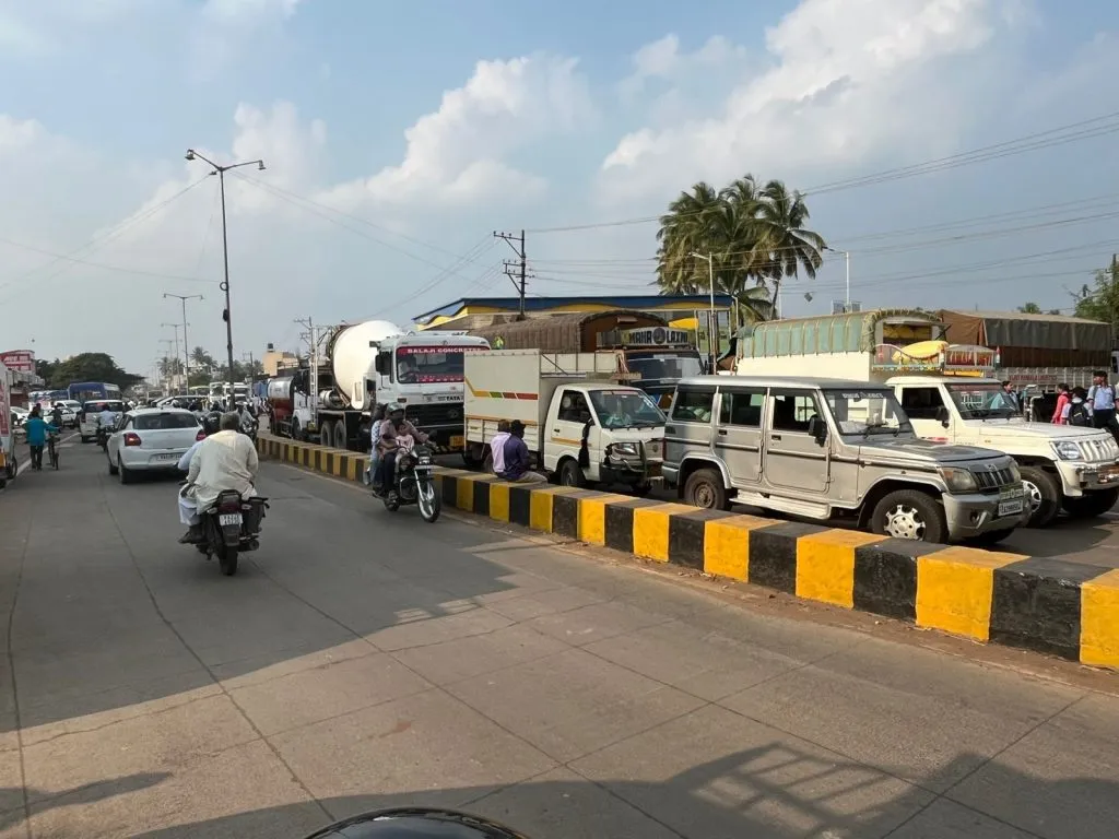 Traffic on the national highway was disrupted for an hour