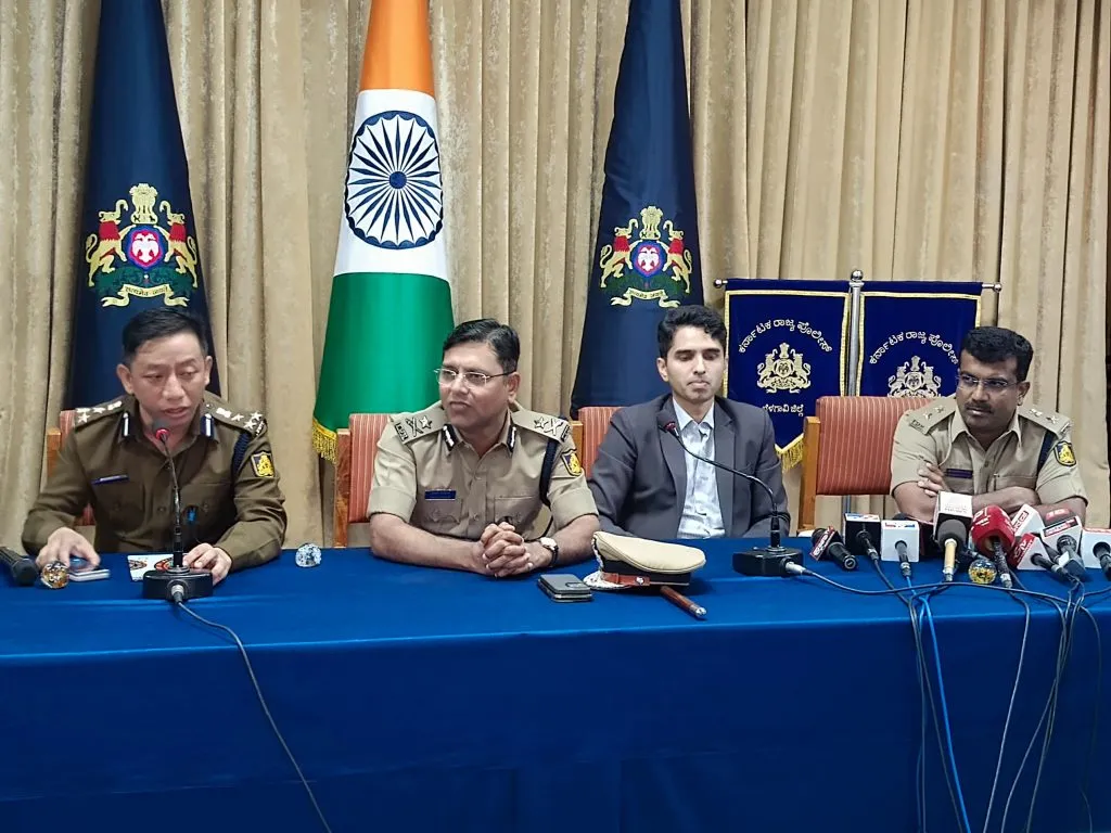 Mild lathi charge to control the situation