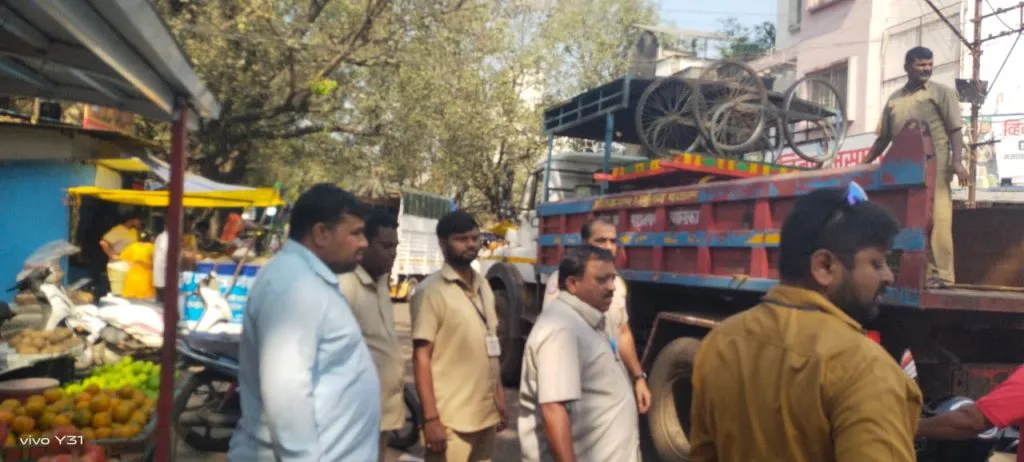Encroachment operation in the city, materials on seven handcarts seized