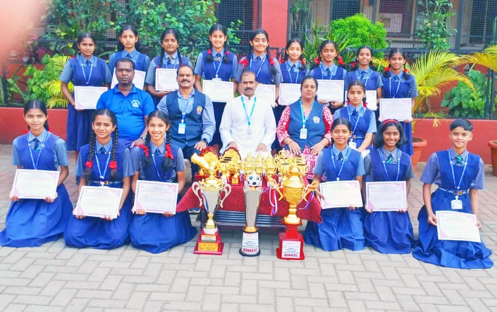 सेंट झेवियर संघाकडे फिनिक्स चषक St. Xavier's team wins Phoenix Cup