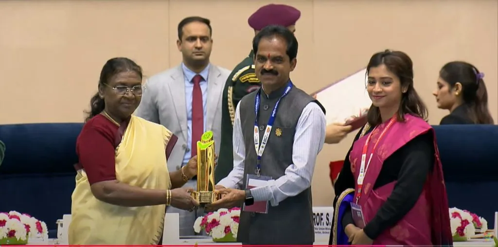 मान्याचीवाडीचा दिल्लीत सन्मान Manyachiwadi honored in Delhi