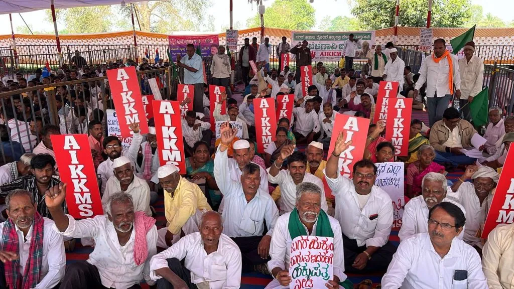 Give farmland to landless farmers!