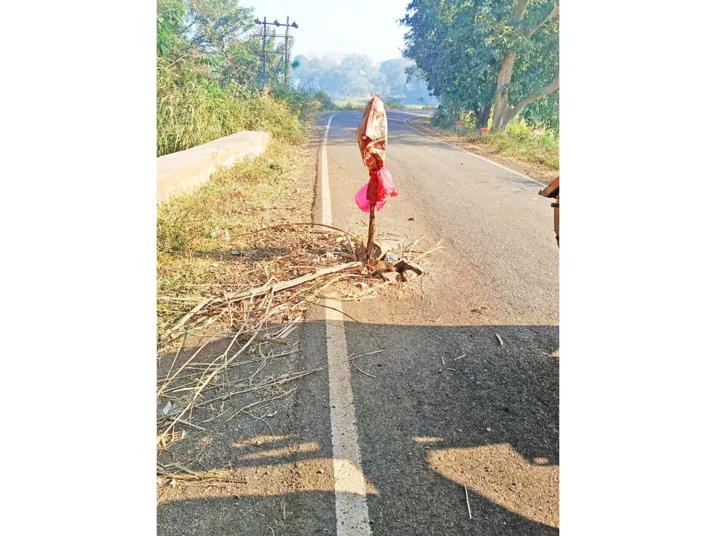 The construction of the culvert on the Ambewadi-Kadoli road is of poor quality.