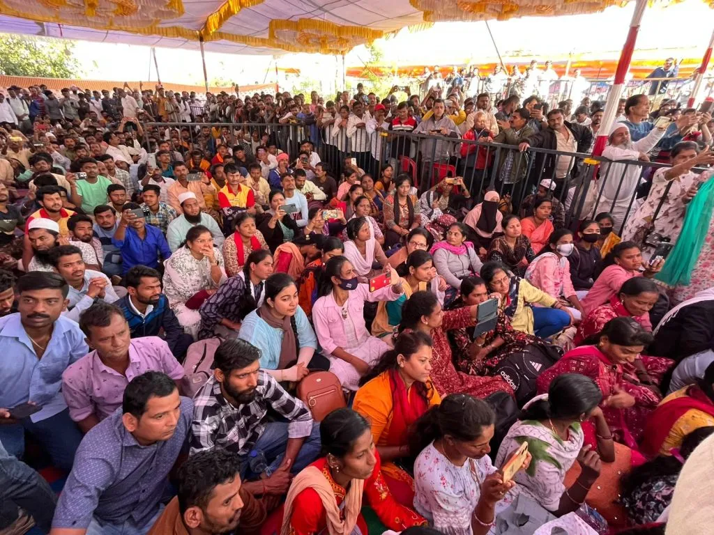 Deaf and mute protesters attract attention