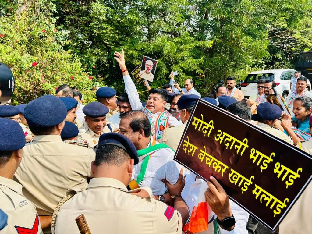काँग्रेसचा राजभवनवर मोर्चा Congress marches to Raj Bhavan