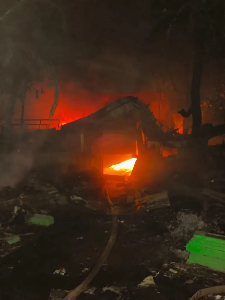 खंजर गल्लीत रद्दी दुकानांना भीषण आग Massive fire breaks out at junk shops in Khanjar Gali