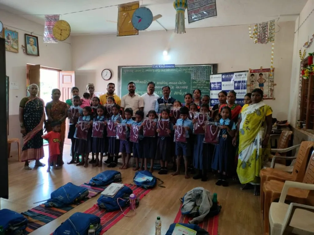 लोककल्प फाऊंडेशनतर्फे बेटणे येथे स्वेटर्स वितरण Lokkalp Foundation distributes sweaters in Betne