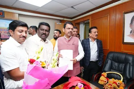 सीमाप्रश्नाकडे केंद्र सरकारचे लक्ष वेधा Central government's attention to the border issue