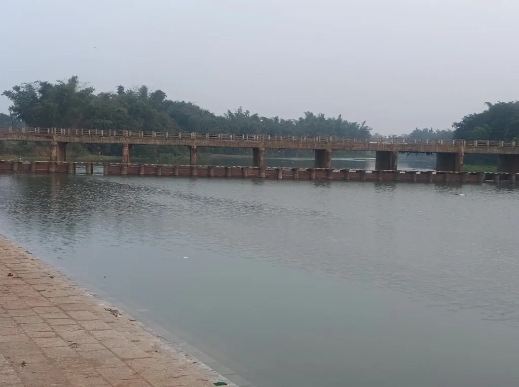 बंधाऱ्यातील मुशी बंद करून पाणी अडवा Block the water by closing the sluice in the dam.