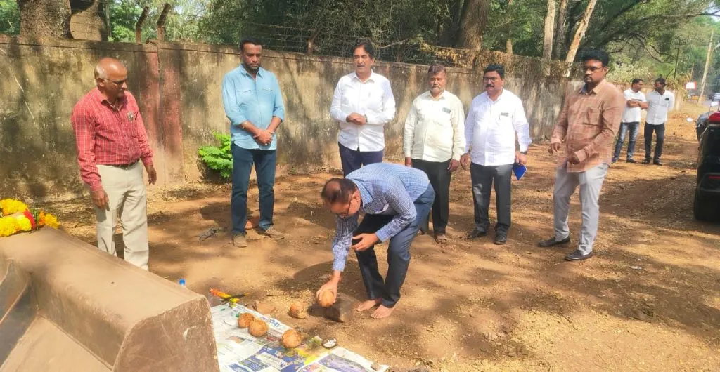 हिंडलगा गणपती मंदिर रस्त्याच्या डांबरीकरणाचा शुभारंभ Inauguration of asphalting of Hindlaga Ganapati Temple road