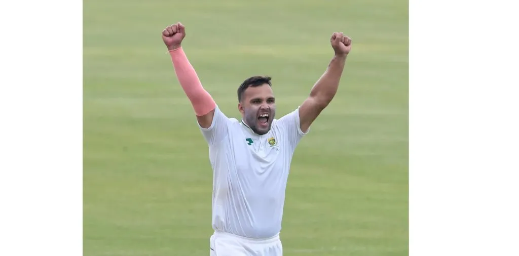 पाकचा पहिला डाव 211 धावांत समाप्त Pakistan's first innings ended at 211 runs.