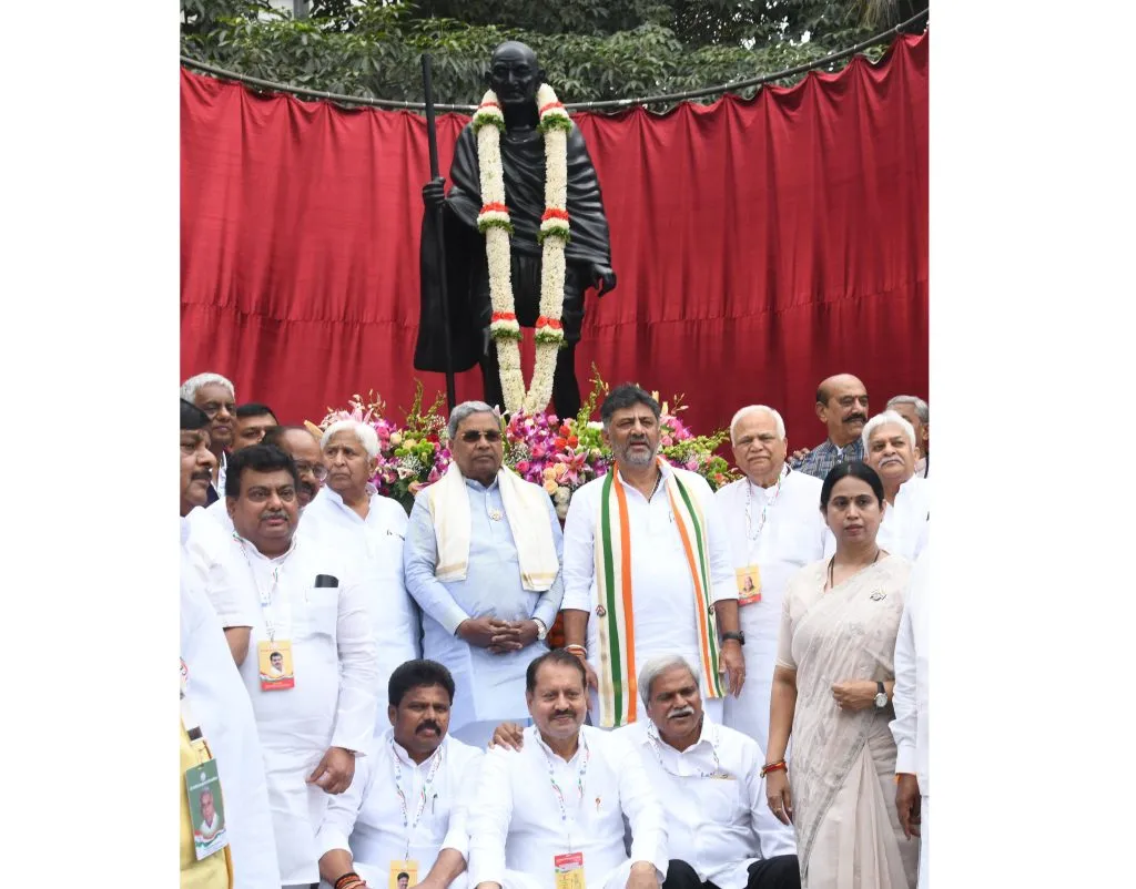 Mahatma Gandhi statue unveiled by Chief Minister at Veer Saudh