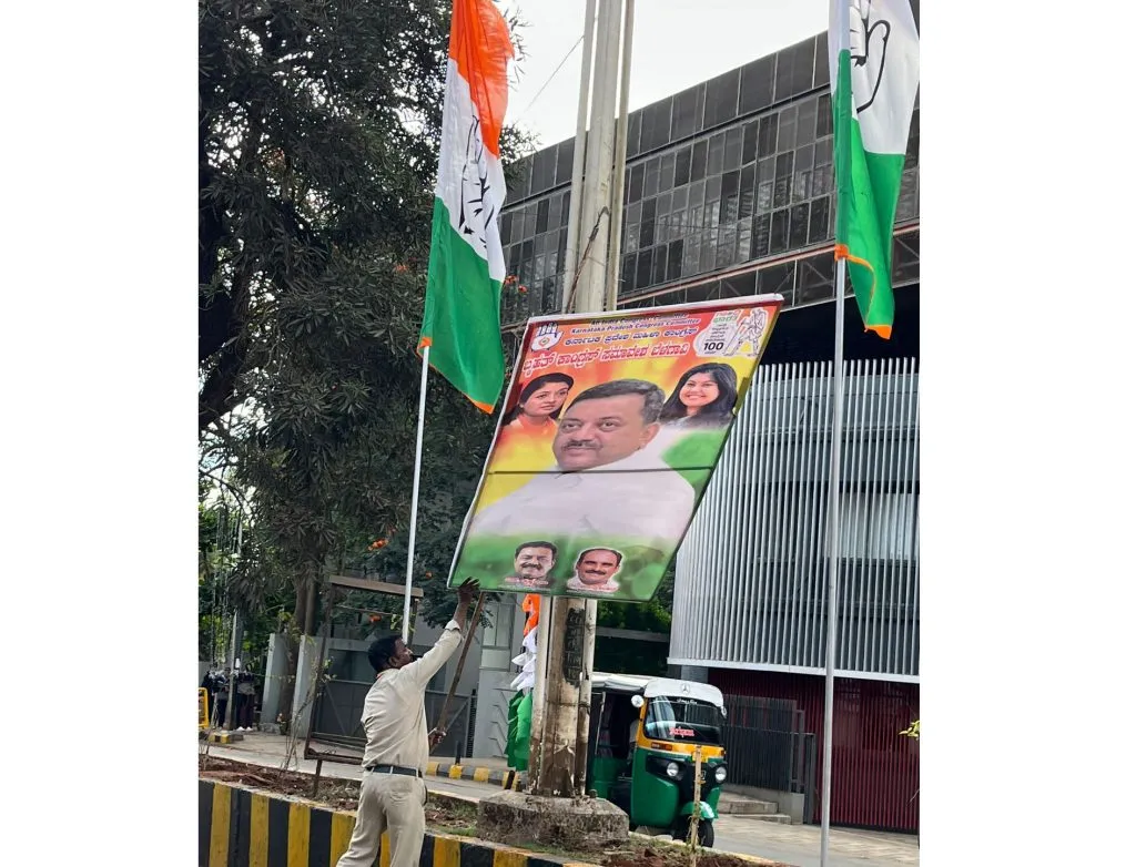 मनपाकडून दुसऱ्या दिवशीही जाहिरात फलक हटाव मोहीम Campaign to remove advertisement boards from municipality