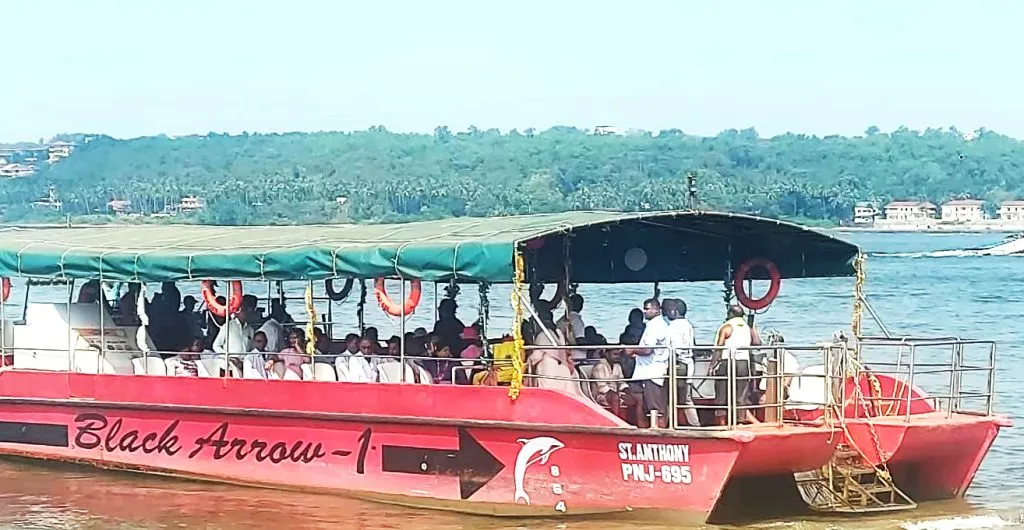 Tourists are taken on a boat trip without life jackets