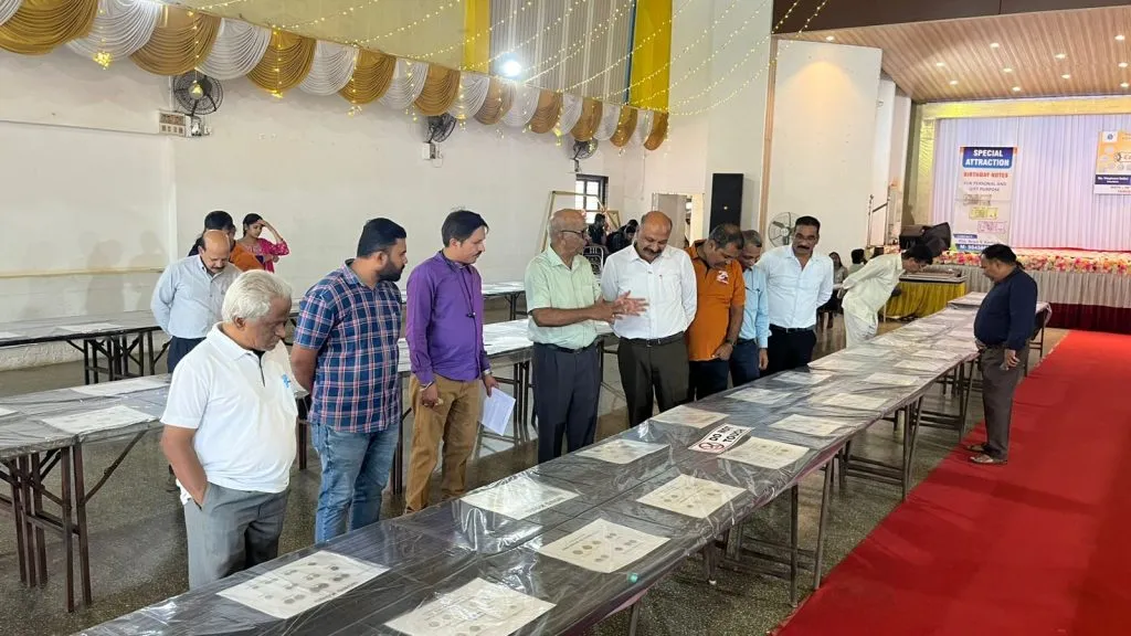 दुर्मीळ नाणी-नोटा प्रदर्शनाला विद्यार्थी-नागरिकांचा प्रतिसाद Student-citizen response to rare coin-note exhibition