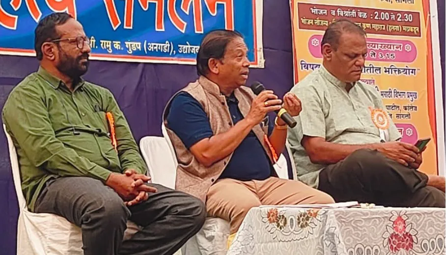 कवी संमेलनाने गाठले शिखर Poets' conference reaches its peak