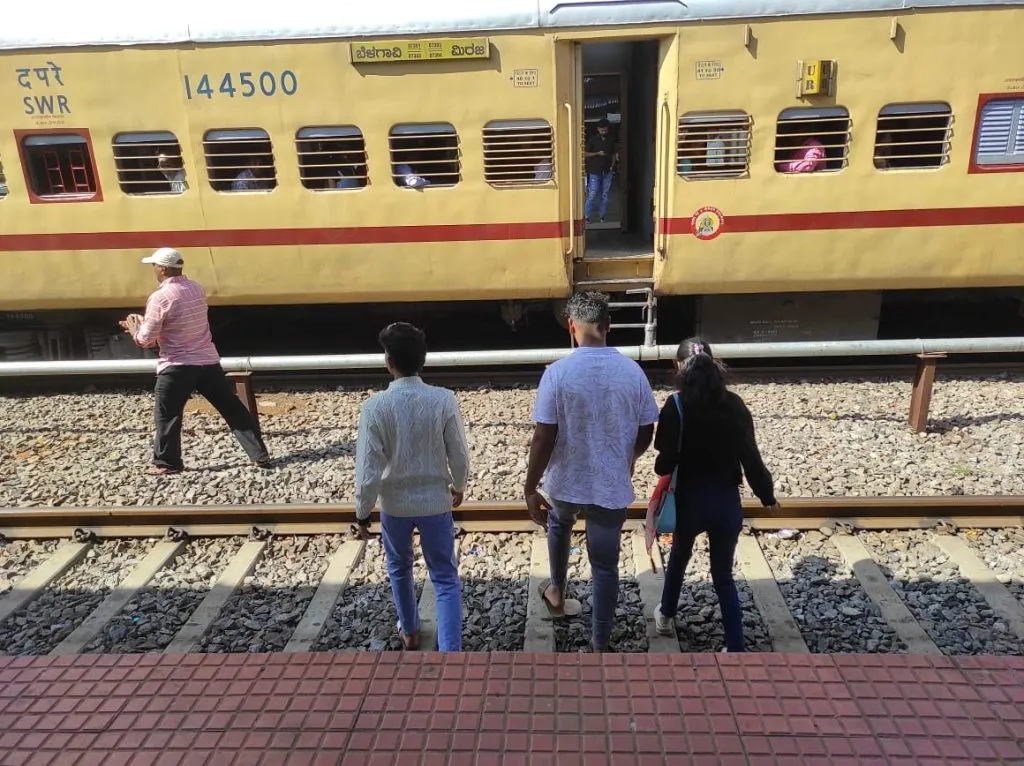 फूट ओव्हरब्रिज नसल्याने जीवघेणा प्रवास Life-threatening journey due to lack of foot overbridge