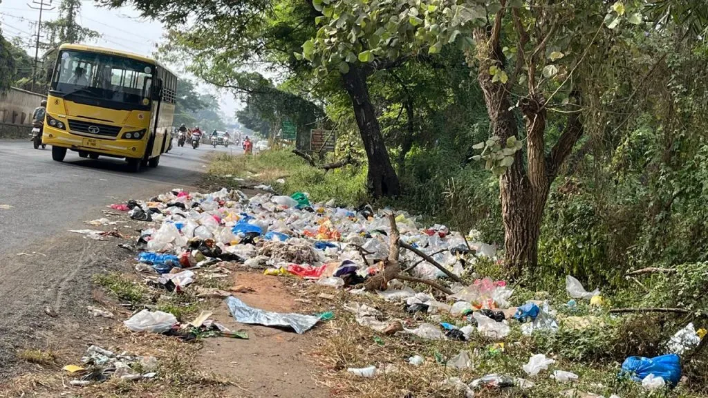 गणेशपूर मुख्य मार्गावर कचरा समस्या गंभीर Garbage problem is serious on Ganeshpur main road