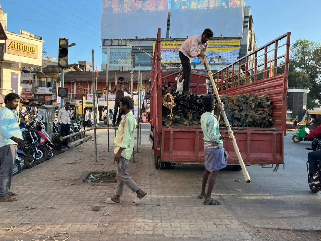 गांधी भारतसाठी केलेली विद्युत रोषणाई हटविली Gandhi's electric lighting for India removed