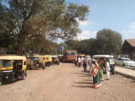 एसटी बसस्थानकाची जागा घेतली रिक्षा स्टॉपने Rickshaw stop replaced ST bus stand
