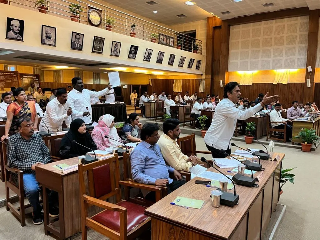 Officials on edge over Marathi notices