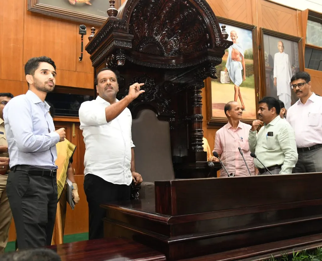 Assembly Speaker inspects session preparations