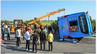 बस पलटी झाल्याने तीन विद्यार्थी ठार Three students killed as bus overturns