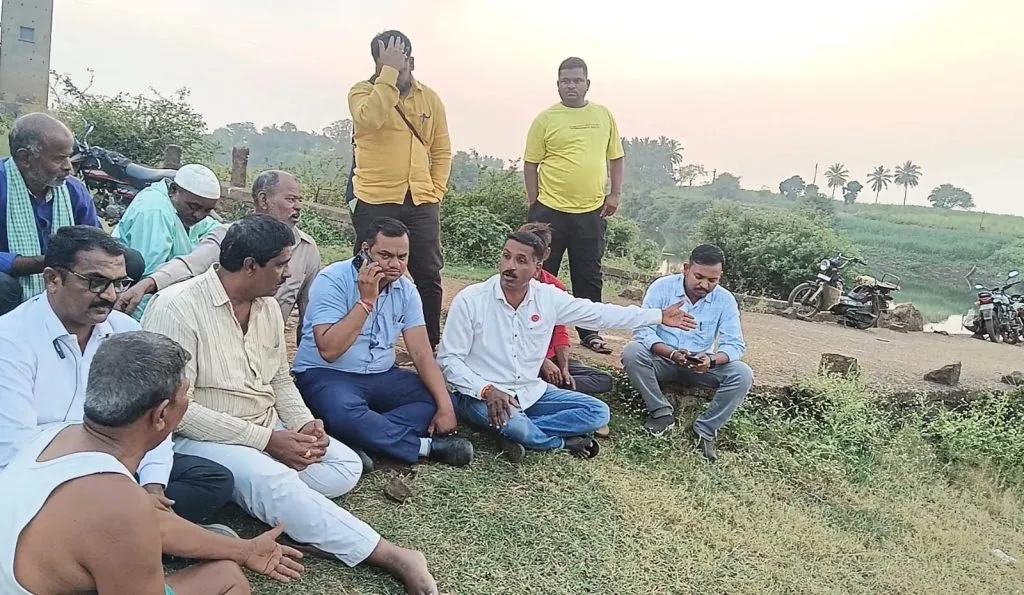 Pollution control officials surrounded at Terwad dam