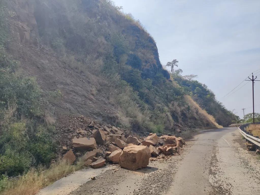 Demand to remove the fill of the landslide on Gagangad road