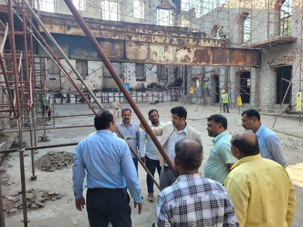 Complete the first phase of the Keshavrao Bhosale Theatre immediately.