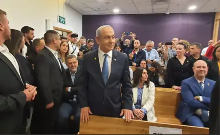 Minister Netanyahu appears in court for the first time