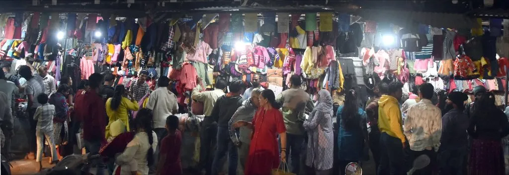 थंडीने जिल्हा गारठला,दिवसाही गारवा Cold grips the district, it is cold even during the day