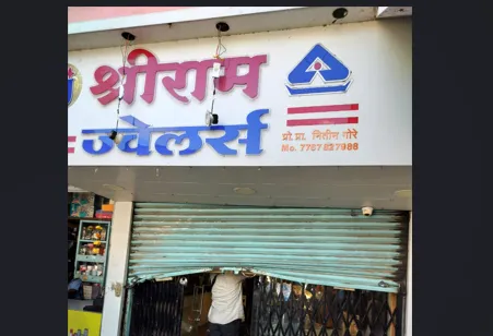 Robbery at jewelers in Malwadi