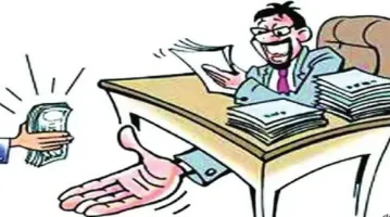 लाचखोरीत कोल्हापूर राज्यात नवव्या स्थानावर Senior NMC doctor arrested while taking bribe of Rs 10 lakh